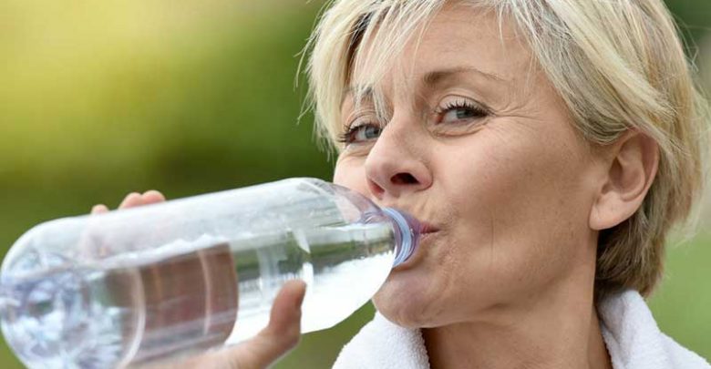 با بالا رفتن سن، بدن نیاز به آب بیشتری دارد